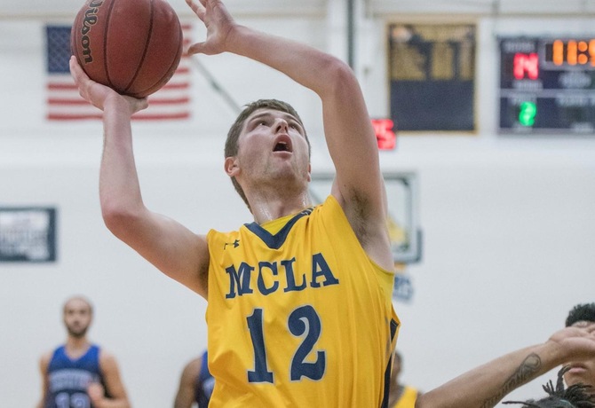 Men's Basketball falters late in 75-64 loss to Bears