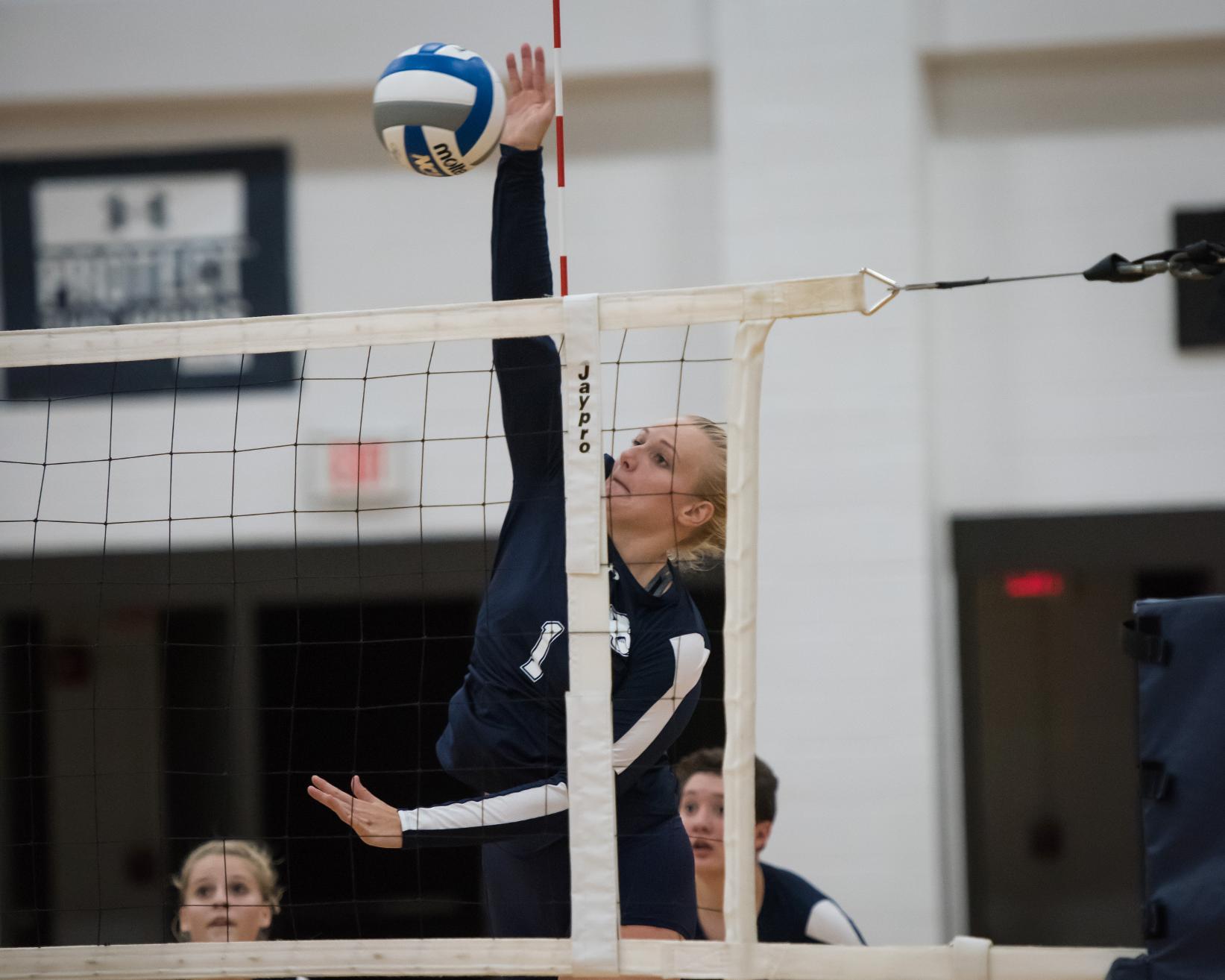 Trailblazer rally falls short as Volleyball drops 3-2 decision to Wells