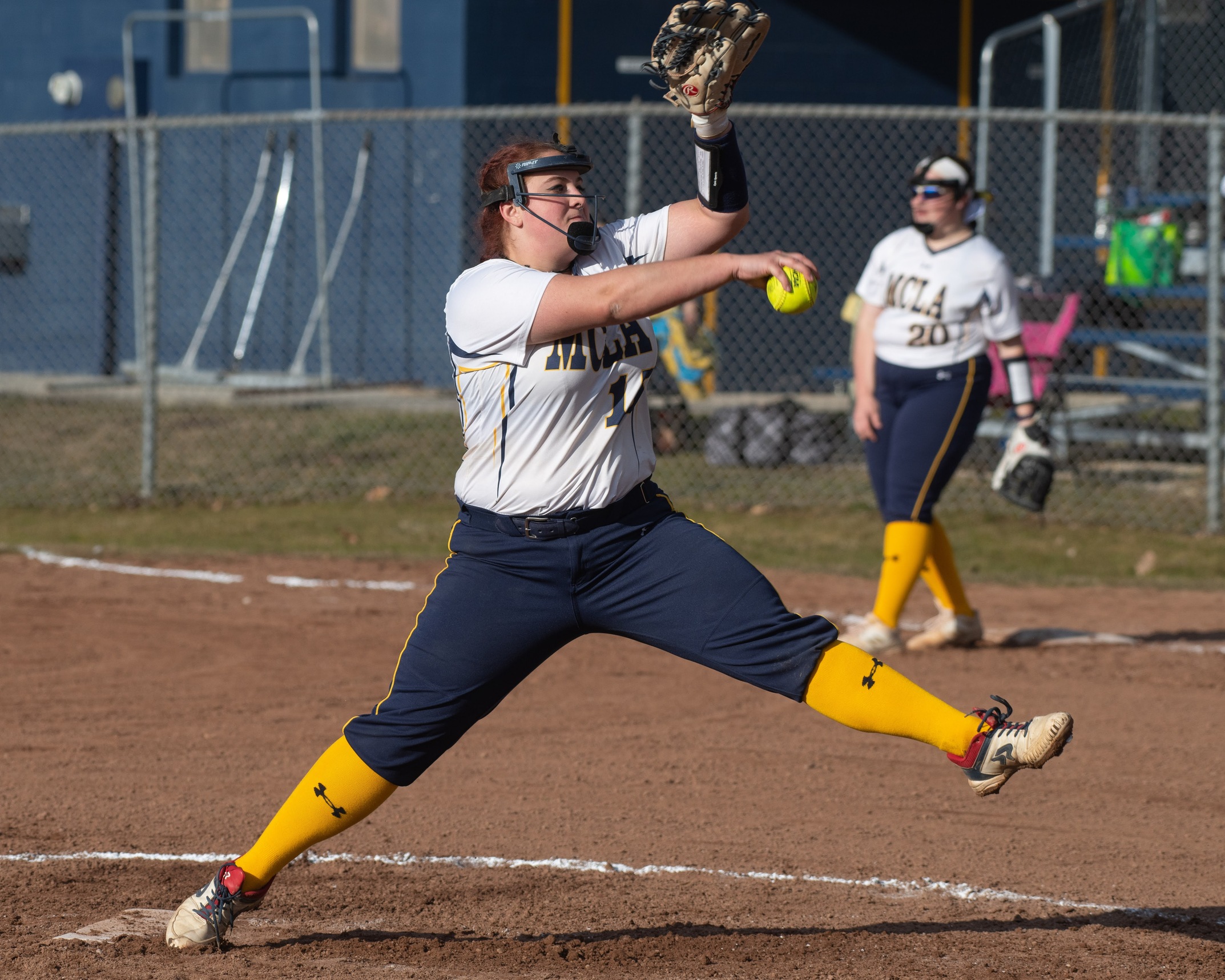 Softball picks up pair of conference W's with sweep of Bucs