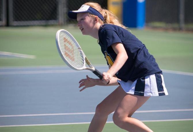 Tennis improves to 4-1 in NAC with 8-0 win over Johnson State