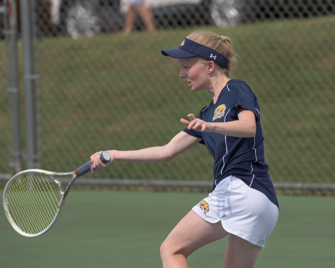 Tennis keeps playoff hopes alive in 7-2 win over Thomas